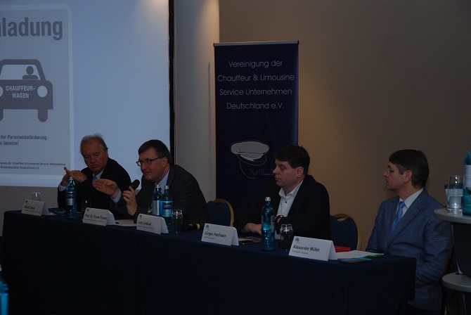 Heyecanlı bir tartışmanın podyumunda: Ulrich Caspar, Prof. Dr. med. Frank Fichert, Jürgen Hartmann, Alexander Müller (soldan sağa) Fotoğraf: Taxi Times