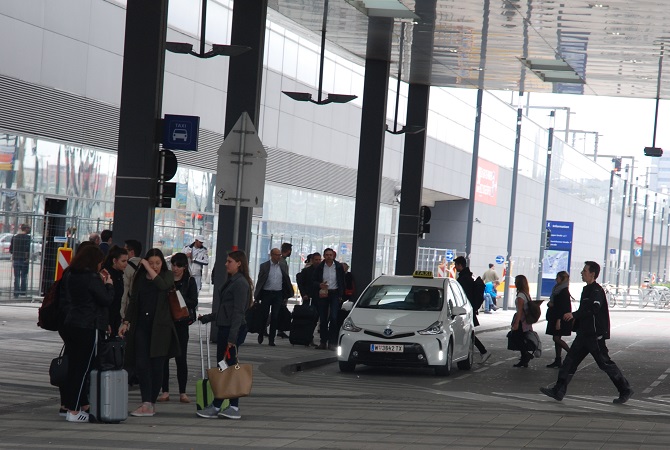 Am Wiener Hauptbahnhof warteten Fahrgäste auf Taxis - die fuhren hupend an ihnen vorbei. Foto Taxi Times