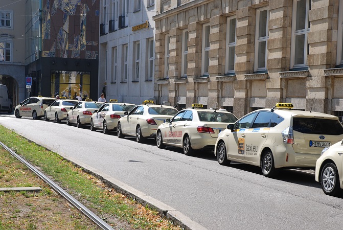 Münchens Taxifahrer fühlen sich von immer mehr unrechtmäßig agierenden Uber-Partnern an den Rand ihrer Existenz gedrängt. Symbolfoto: Taxi Times
