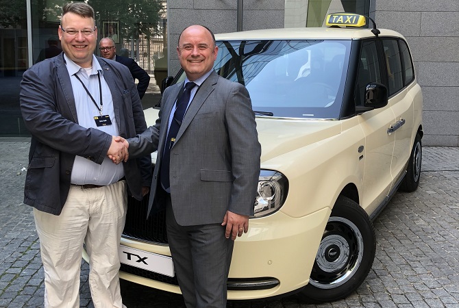 Dirk Holl, Prokurist der Taxi-Holl Edeltraud Holl und Phil Henrick, Head of Sales LEVC Foto: Taxi-Holl