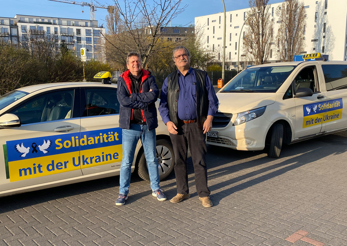 BVTM-Pressesprecher Matthias Tüxen und Rolf Feja, der bereits die Scheuerwehr-Tour quer durch Deutschland begleitet hat, haben sich ins Taxi gesetzt und haben geholfen. Foto: Matthias Tüxen